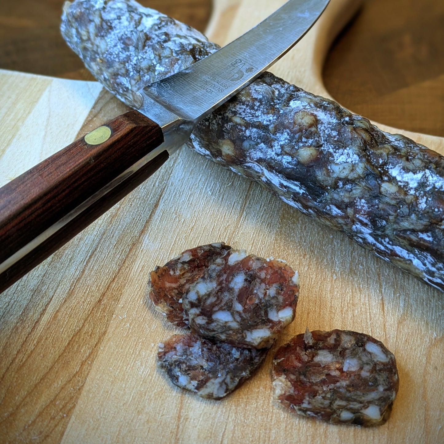 Saucisson à l'ail noir et basilic